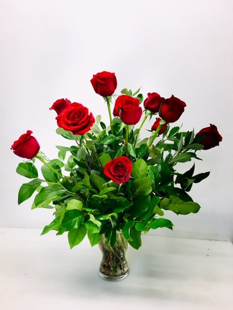 Traditional Dozen Long Stemmed Red Roses Arrangement